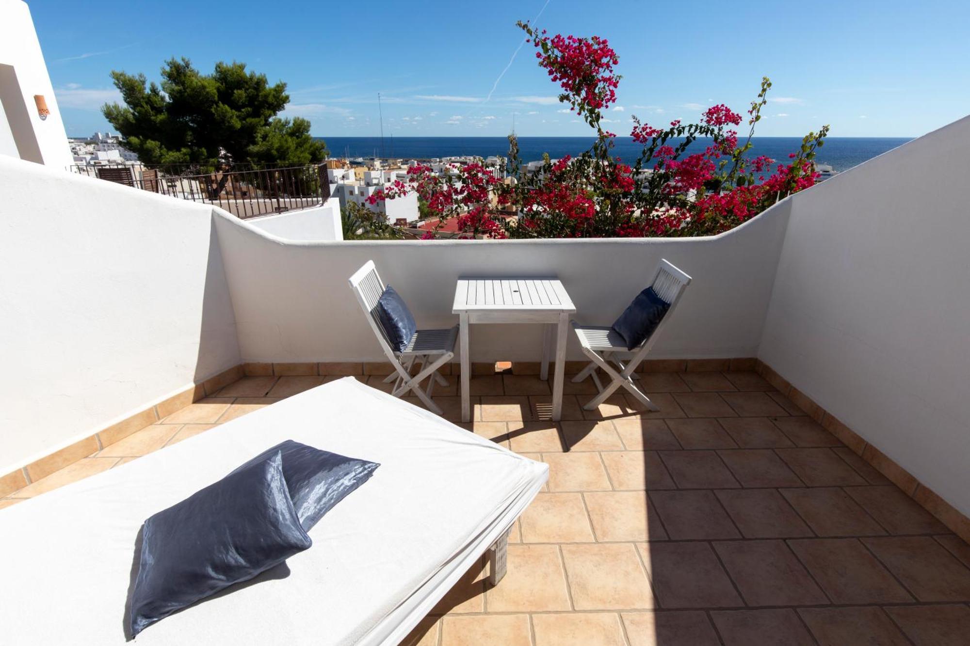 Buenavista & Suites Santa Eularia des Riu Exteriör bild
